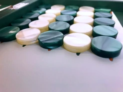 Pions De Backgammon En Acetate Nacrés - Ivoire / Vert -Rouge et Noir Magasin IMG 4231 clipped rev 1