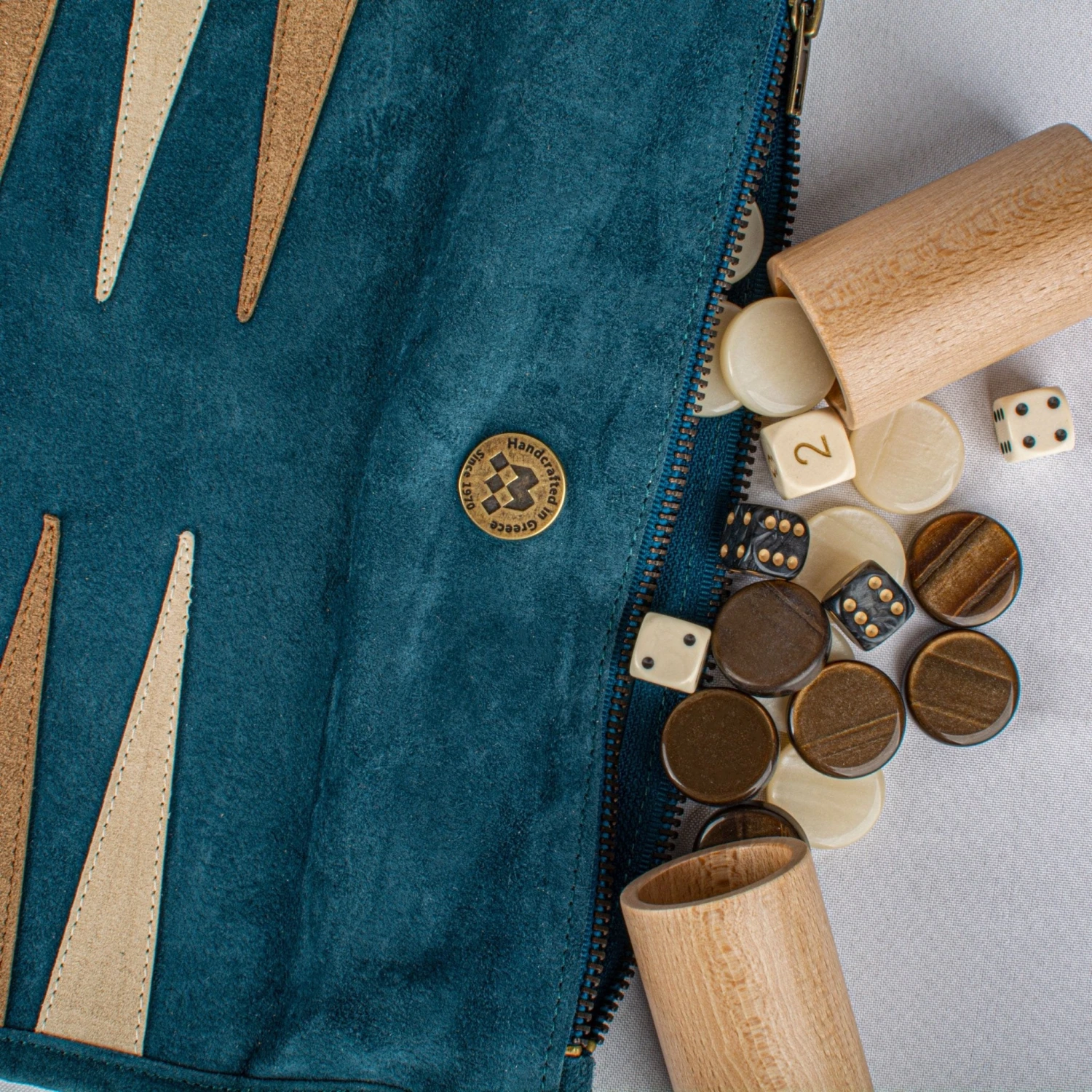 Backgammon de voyage - Roulable - Cuir Bleu Backgammon De Voyage - Roulable - Cuir Bleu -Rouge et Noir Magasin backgammon de voyage roulable cuir bleu backgammon en cuir de voyage 184090