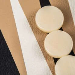 Backgammon En Bois Et Cuir Vegan - Moka 2 Backgammon En Bois Et Cuir Vegan - Moka -Rouge et Noir Magasin backgammon en bois et cuir vegan moka backgammon en bois marquete et cuir vegan cadeau adulte 706273