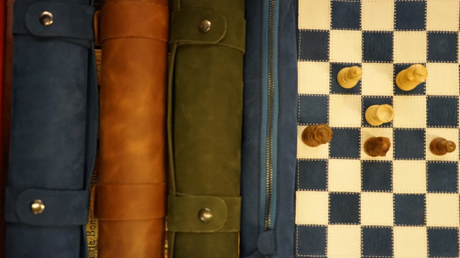 Ensemble d'échecs roulable magnétique - Cuir véritable - Vert Ensemble D'échecs Roulable Magnétique - Cuir Véritable - Vert -Rouge et Noir Magasin ensemble dechecs roulable magnetique cuir veritable bleu ensemble dechecs luxe classique jeu dechecs de voyage en cuir veritable 954865