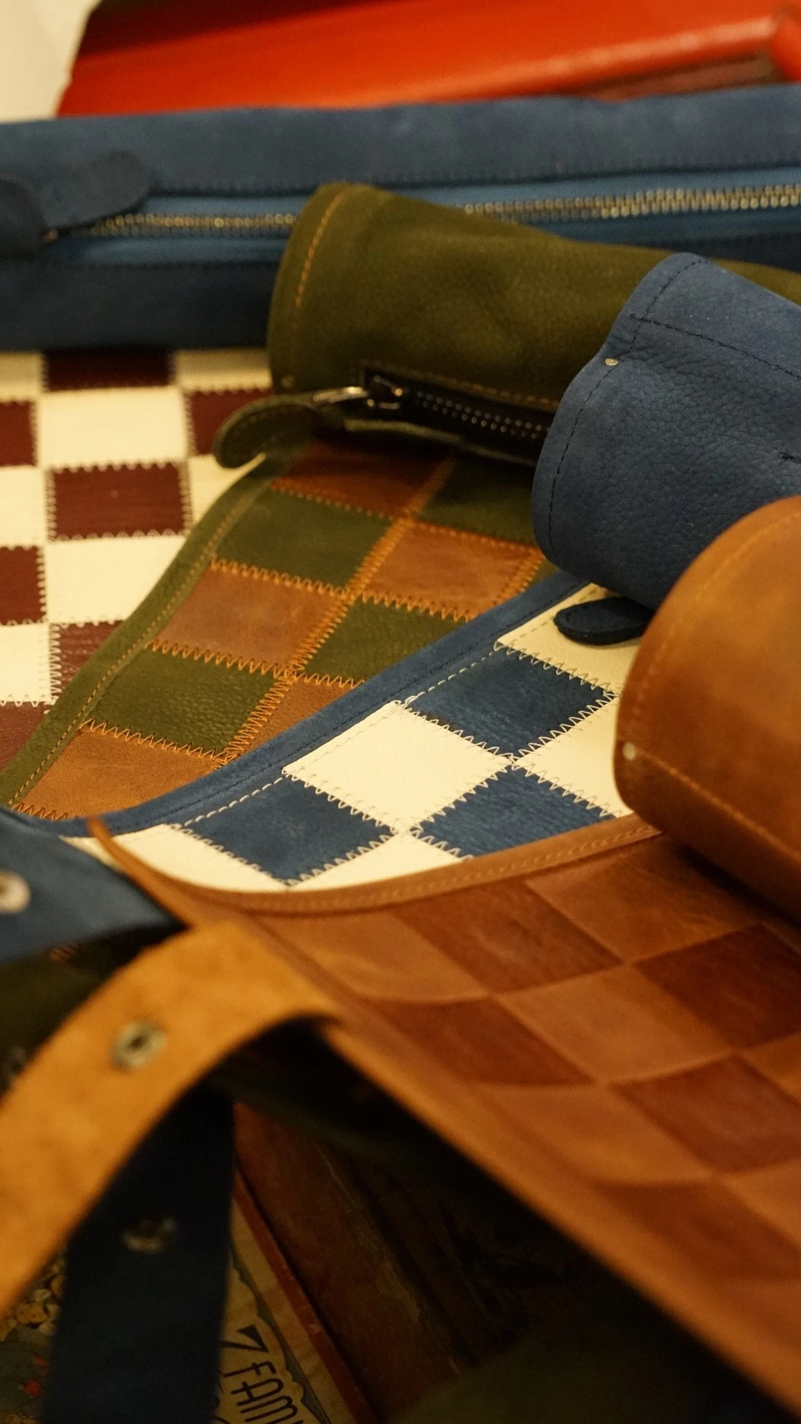 Ensemble d'échecs roulable magnétique - Cuir véritable - Vert Ensemble D'échecs Roulable Magnétique - Cuir Véritable - Vert -Rouge et Noir Magasin ensemble dechecs roulable magnetique cuir veritable classique ensemble dechecs luxe classique jeu dechecs echecs de voyage en cuir veritable 595675 1