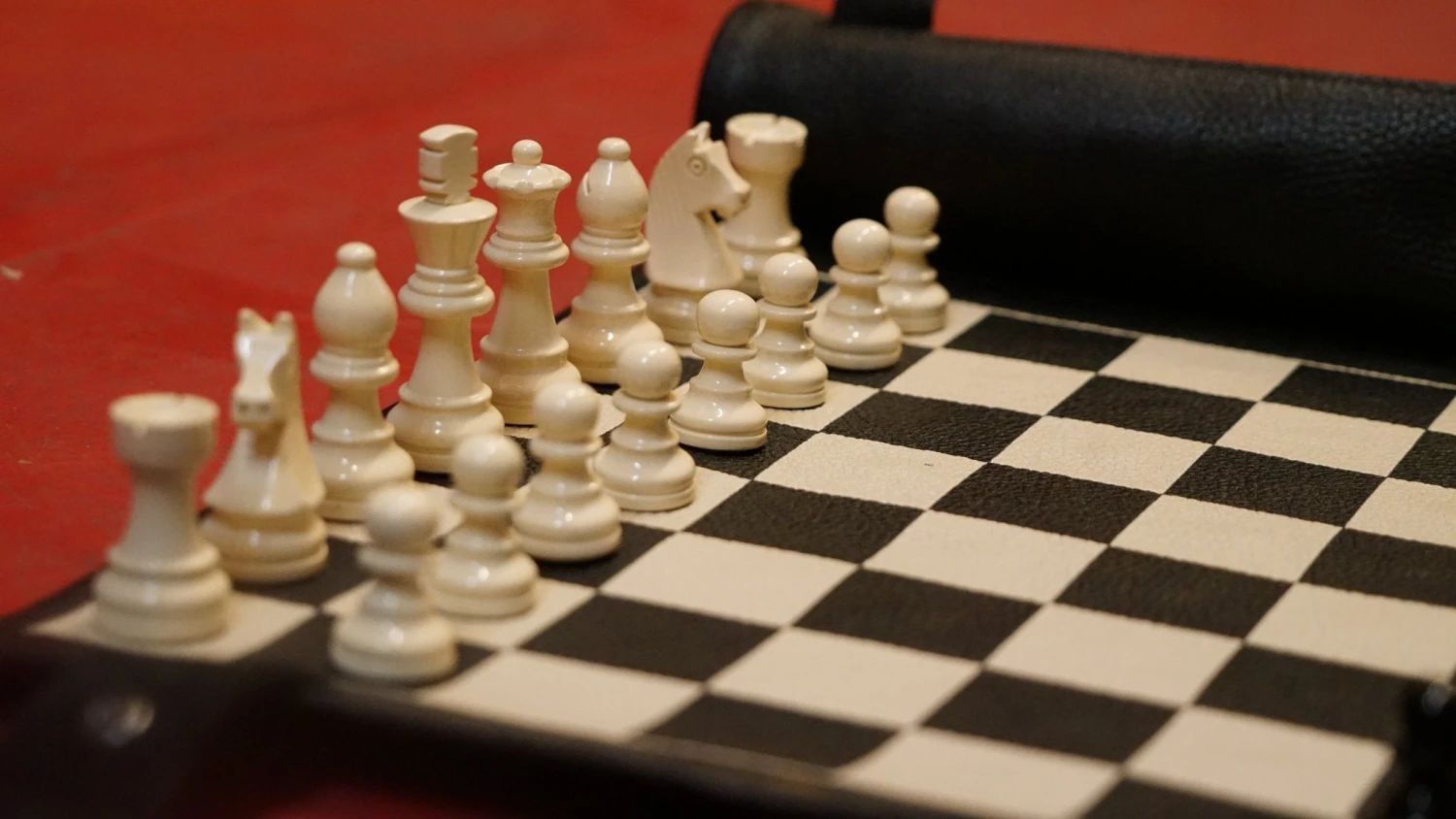 Ensemble d'échecs roulable magnétique - Cuir véritable - Noir Ensemble D'échecs Roulable Magnétique - Cuir Véritable - Noir -Rouge et Noir Magasin ensemble dechecs roulable magnetique cuir veritable noir ensemble dechecs luxe classique jeu dechecs de voyage en cuir veritable 303251