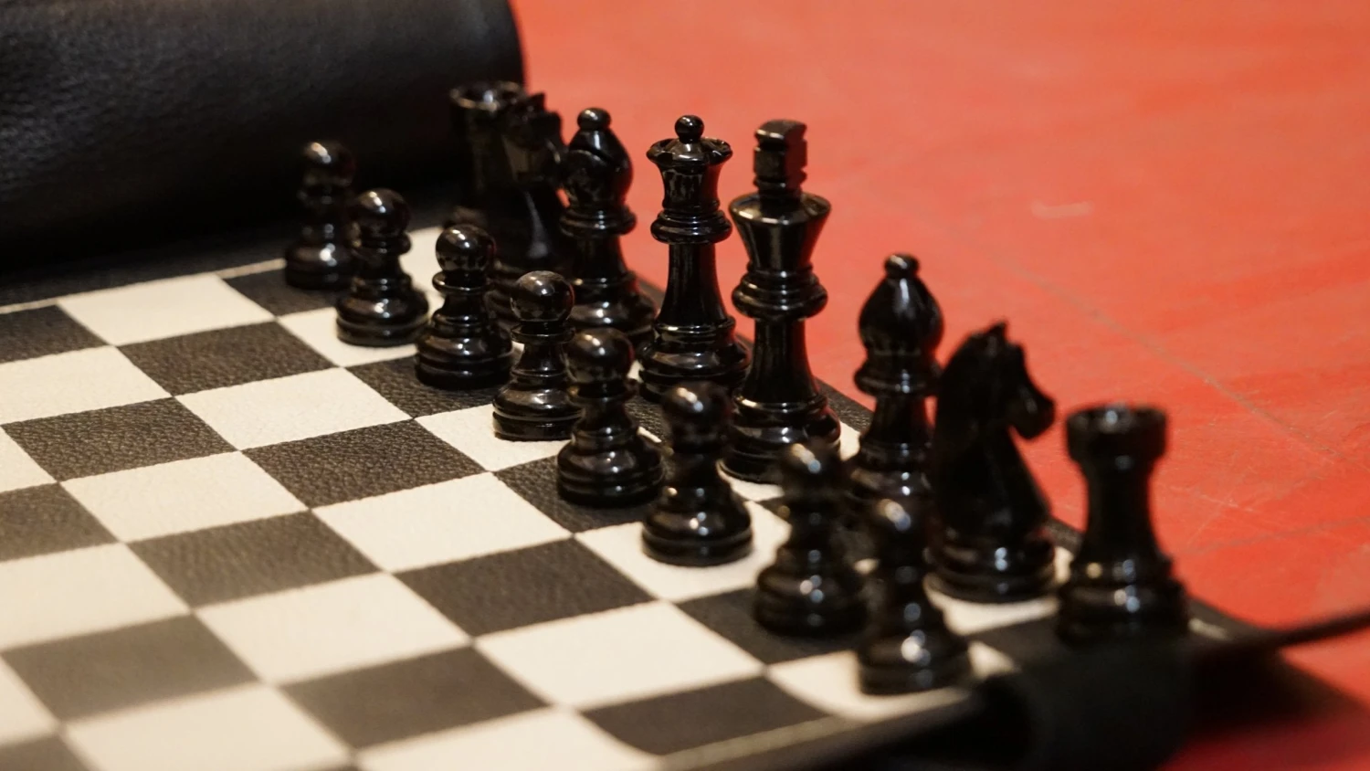 Ensemble d'échecs roulable magnétique - Cuir véritable - Noir Ensemble D'échecs Roulable Magnétique - Cuir Véritable - Noir -Rouge et Noir Magasin ensemble dechecs roulable magnetique cuir veritable noir ensemble dechecs luxe classique jeu dechecs de voyage en cuir veritable 874471