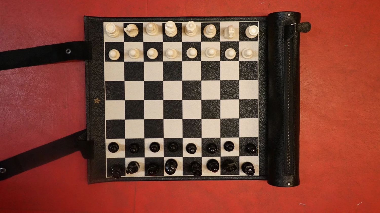 Ensemble d'échecs roulable magnétique - Cuir véritable - Noir Ensemble D'échecs Roulable Magnétique - Cuir Véritable - Noir -Rouge et Noir Magasin ensemble dechecs roulable magnetique cuir veritable noir ensemble dechecs luxe classique jeu dechecs de voyage en cuir veritable 930751