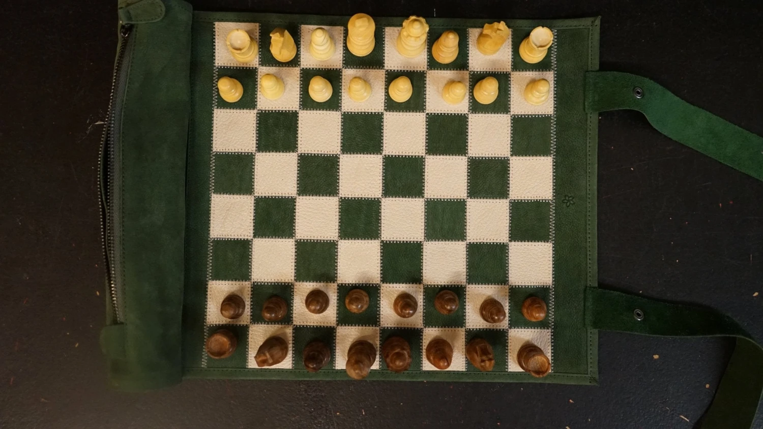 Ensemble d'échecs roulable magnétique - Cuir véritable - Vert Ensemble D'échecs Roulable Magnétique - Cuir Véritable - Vert -Rouge et Noir Magasin ensemble dechecs roulable magnetique cuir veritable vert ensemble dechecs luxe classique jeu dechecs de voyage en cuir veritable 262707